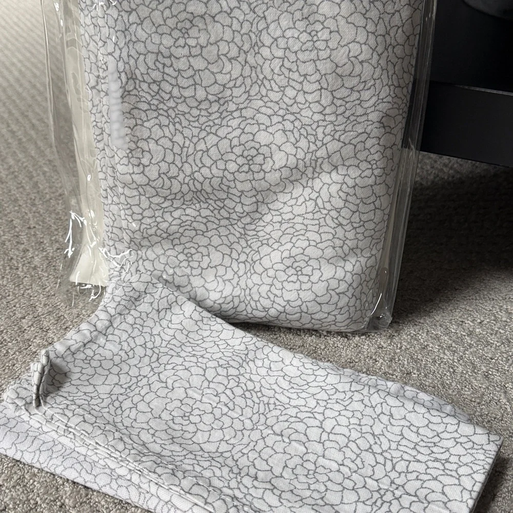 Calvin Klein Tablecloth and Dinner Napkin Set
